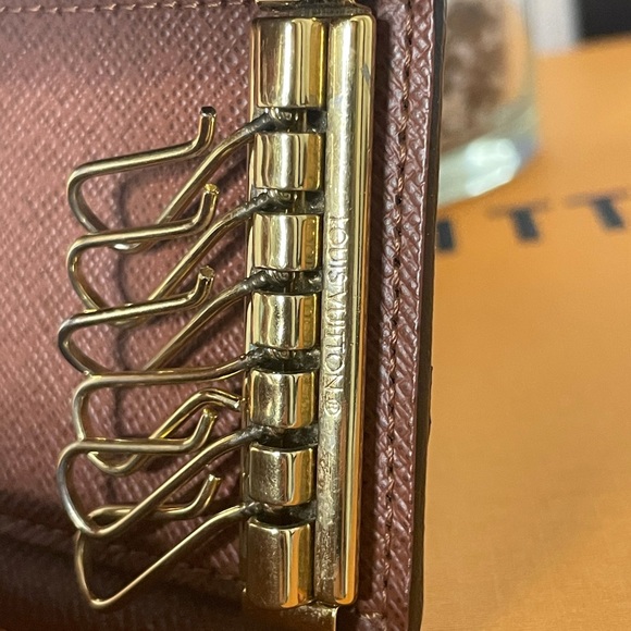 Louis Vuitton 6 key holder - Picture 3 of 13